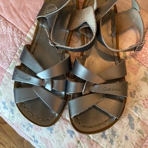 Salt Water by Hoy size 4 silver sandals